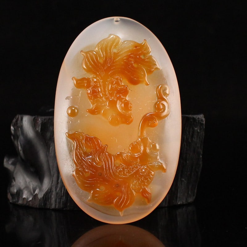 Agate Low Relief Goldfish Pendant w Certificate: Title: Agate Low Relief Goldfish Pendant w Certificate Origin: Chinese Date/Period: After2000 Materials: Agate Dimensions: 67 x 40 x 16(mm) 2.64 x 1.57 x 0.63(inches) Weight: 0.12 lbs/56.54 g 