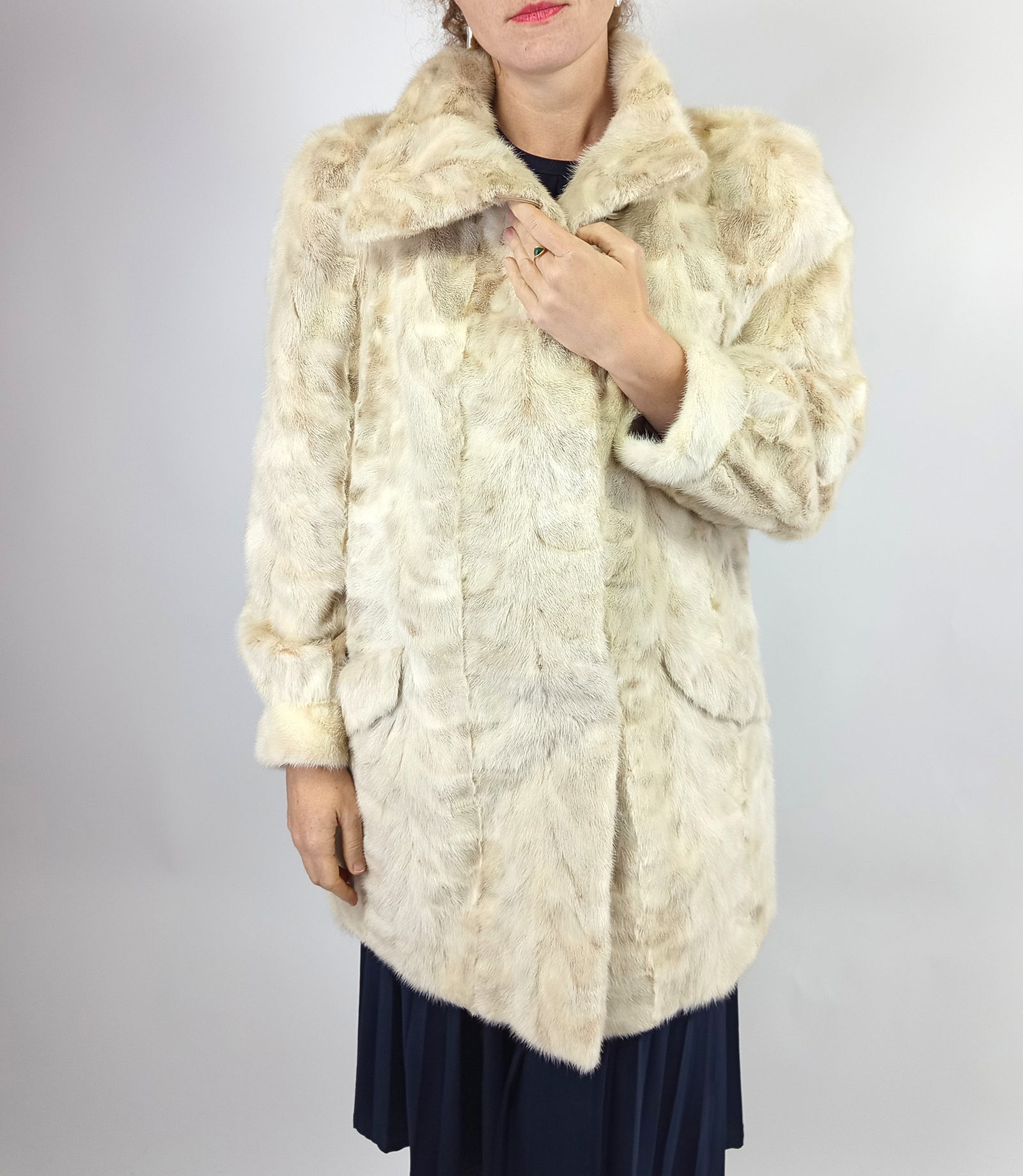 WHITE MINK FUR COAT EU: XL ; US: 20 - 8
