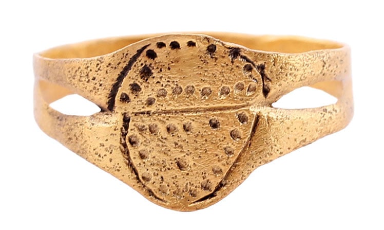 TUDOR/RENAISSANCE RING, 15TH-17TH CENTURY, SIZE 8: Gilt bronze, size 8with flat face band 2.4mm flaring broadly to the divided shoulders. Oval bezel with stipple border and transverse medial flanked by stipple bands. Professionally refurbished with th