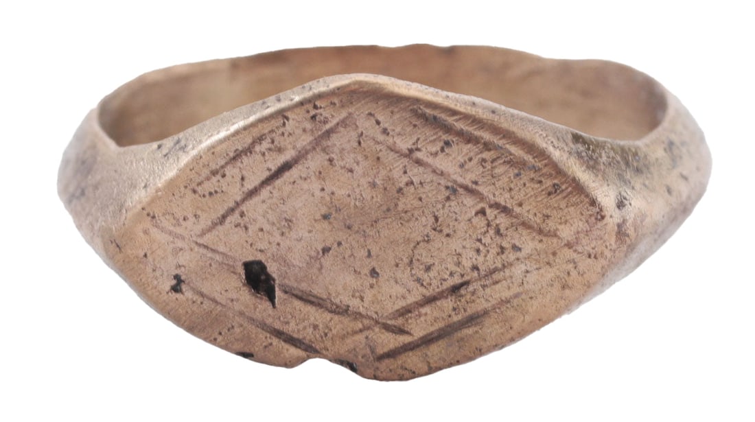 TUDOR/RENAISSANCE RING, 15TH-17TH CENTURY, SIZE 5 3/4: Gilt bronze, size 5 3/4 with ridged face band 3.5mm flaring broadly to the shoulders. Rounded diamond-shaped bezel with inscribed concentric diamonds to the field (worn). See Ancient Rings, T N