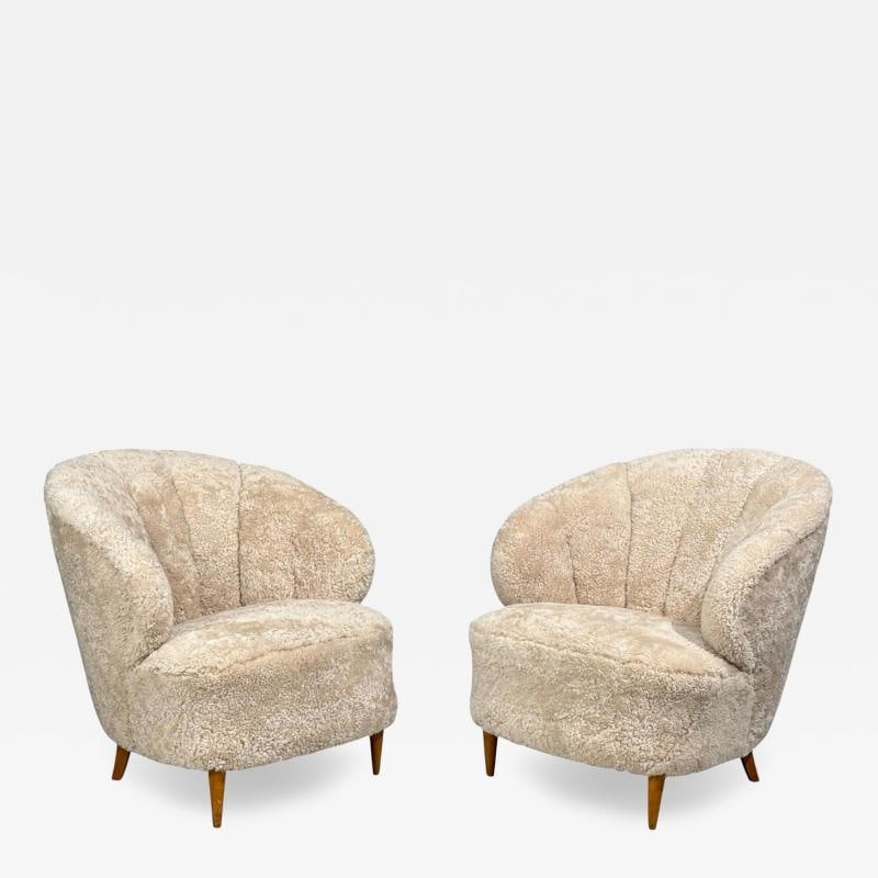 Finnish Modern, Shell Form Lounge Chairs, Beige Shearling, Wood, Finland, 1940s: Title: Finnish Modern, Shell Form Lounge Chairs, Beige Shearling, Wood, Finland, 1940s Description: Finnish Mid-Century Modern, Organic Lounge Chairs, Beige Sheepskin, Wood, Finland, 1950s Pair of won