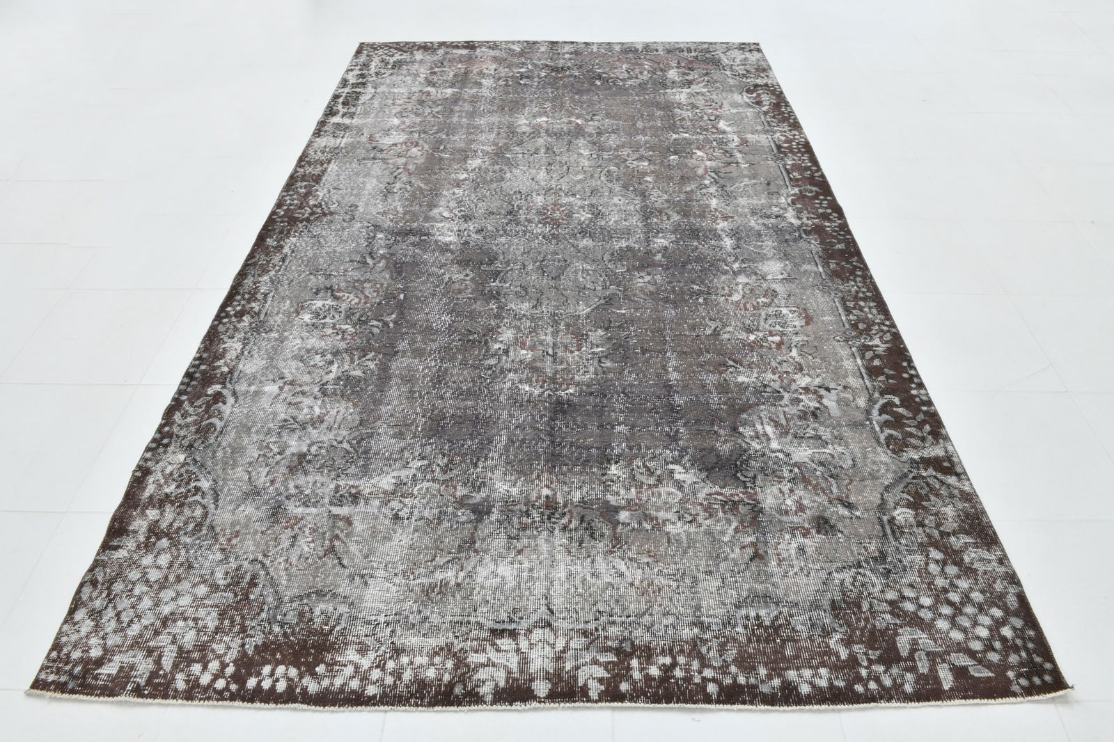 6'3'' x 10'2'' Handmade Vintage Wool Rug - 23031 - 19