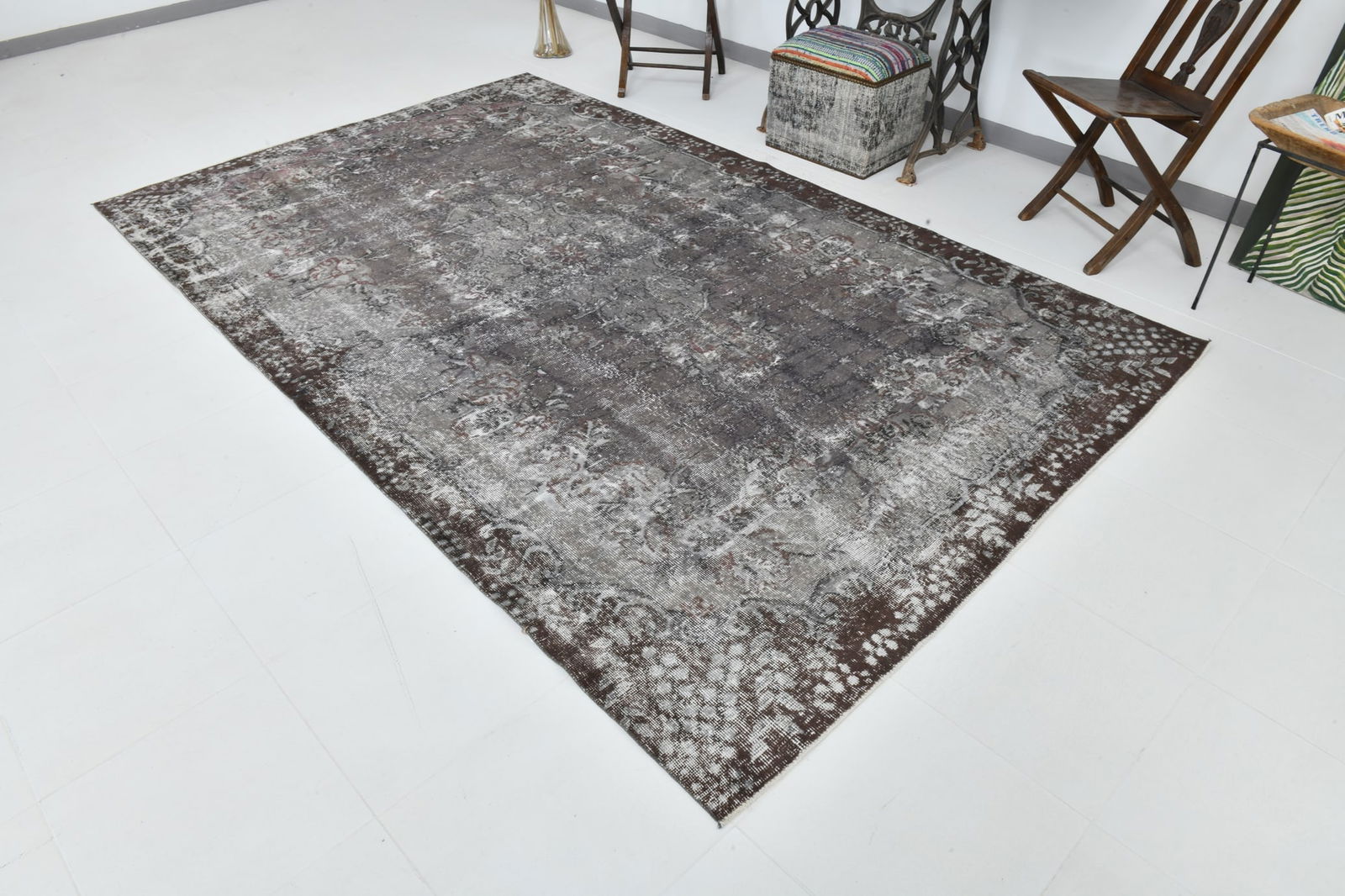 6'3'' x 10'2'' Handmade Vintage Wool Rug - 23031 - 4