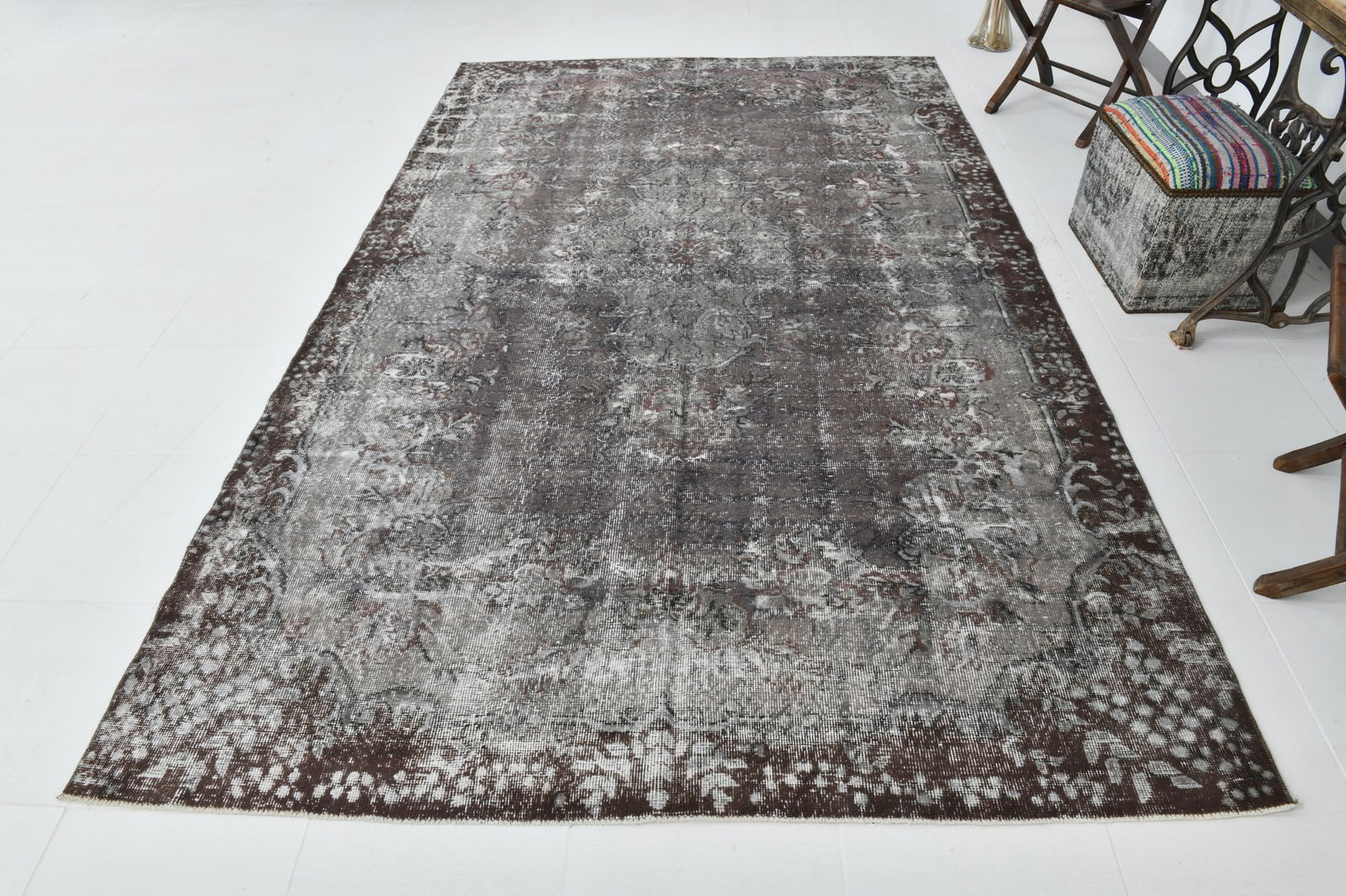 6'3'' x 10'2'' Handmade Vintage Wool Rug - 23031 - 5