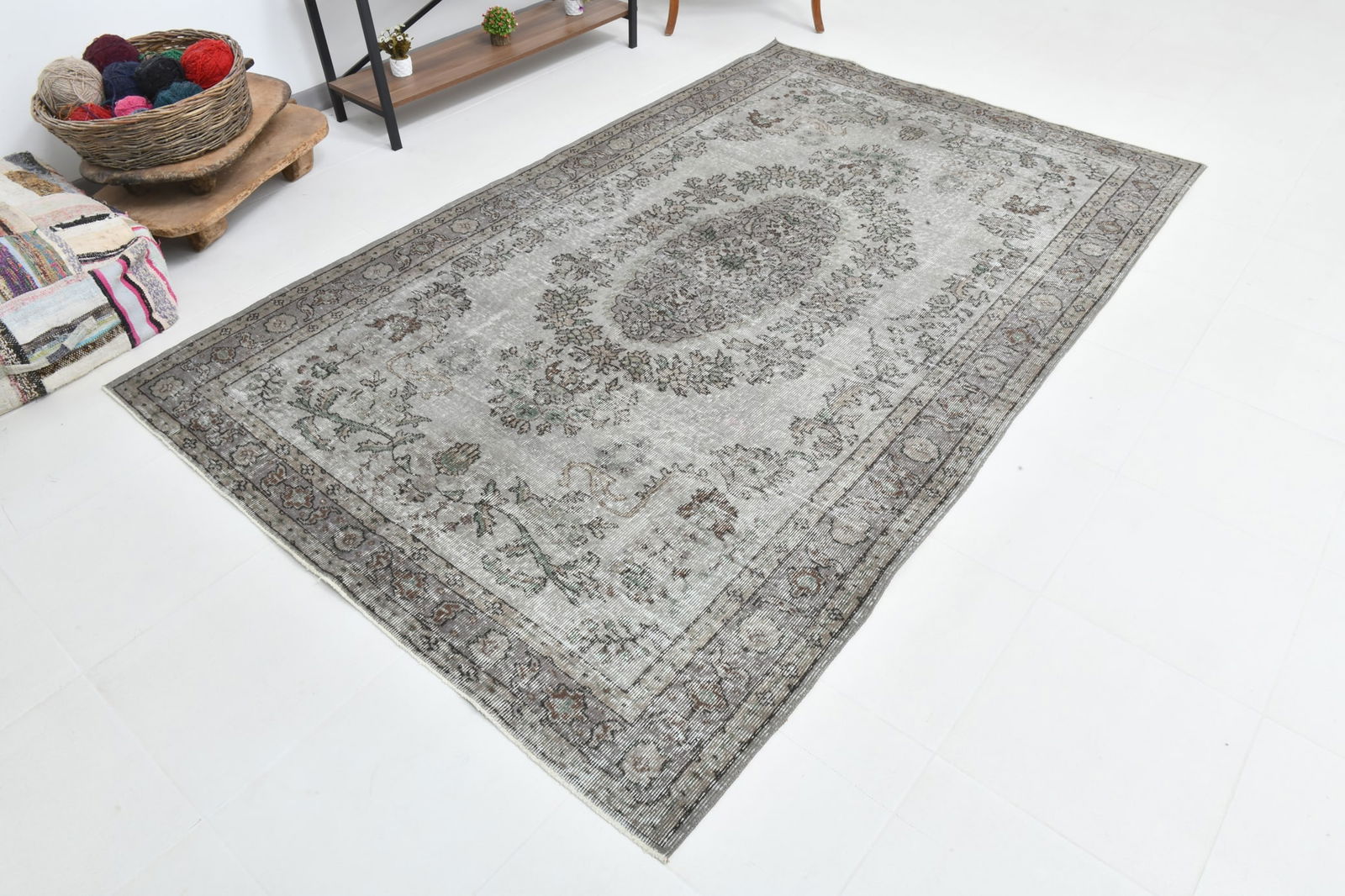 5'6'' x 9'0'' Handmade Vintage Wool Rug - 6991 - 4