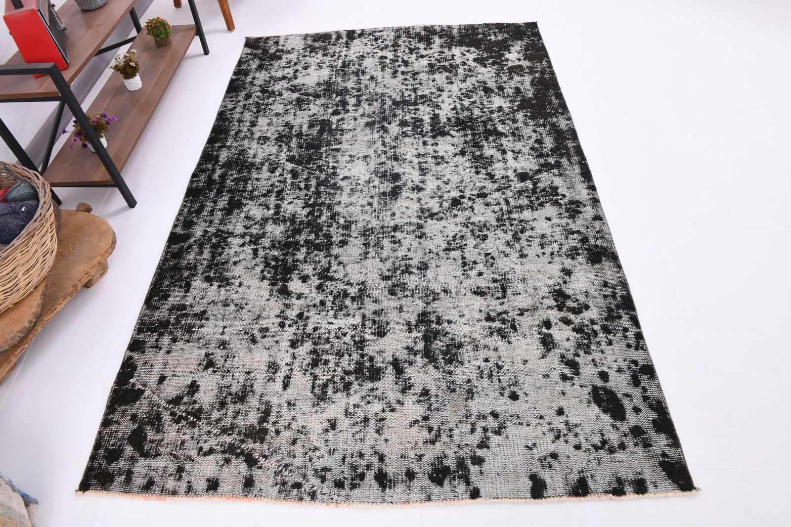 5'2'' x 7'11'' Handmade Vintage Wool Rug - 5049 - 4