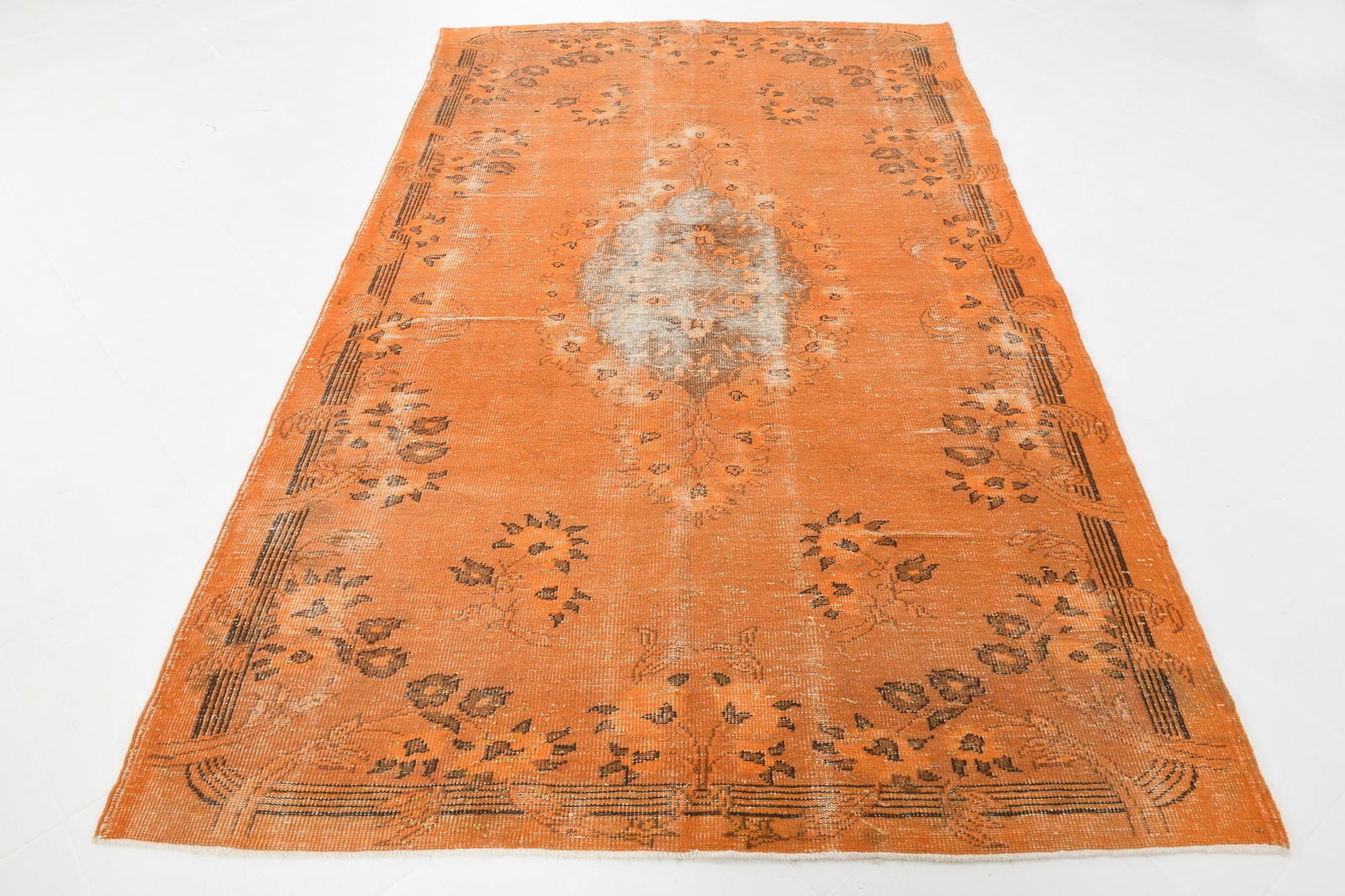 5'10'' x 9'9'' Decorative Vintage Rug - 1969 - 18