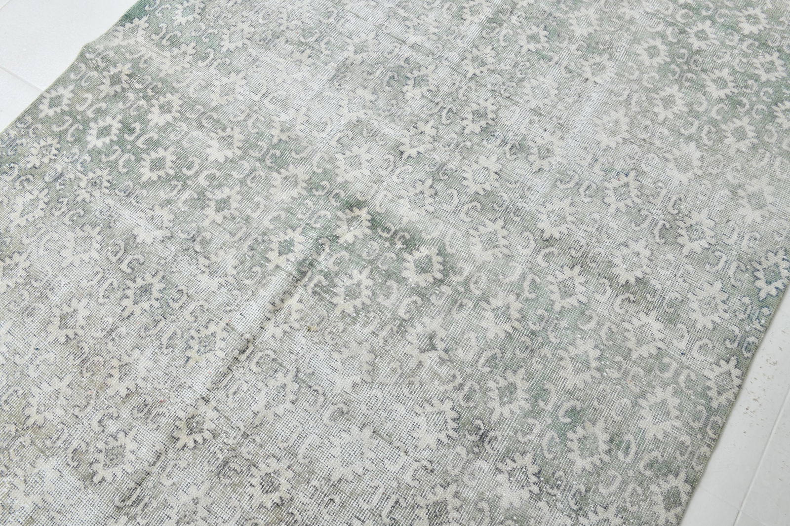 5'4'' x 8'9'' Handmade Vintage Wool Rug - 23033 - 6