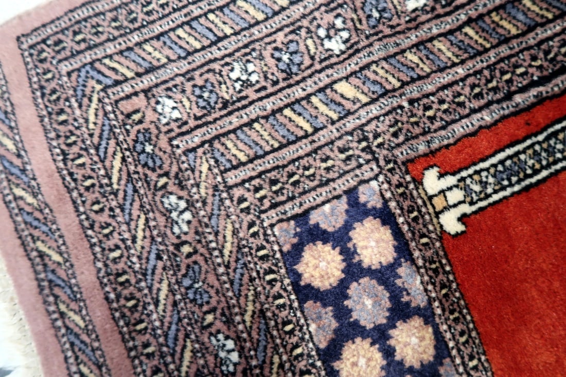 Handmade Vintage Pakistani Lahore Prayer Rug 2.7' x 3.8' (83cm x 116cm), 1970s - 10