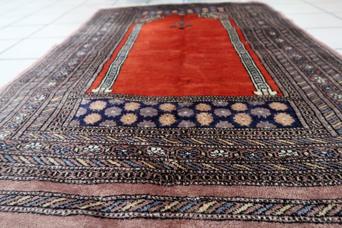 Handmade Vintage Pakistani Lahore Prayer Rug 2.7' x 3.8' (83cm x 116cm), 1970s - 13
