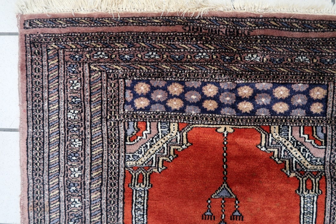 Handmade Vintage Pakistani Lahore Prayer Rug 2.7' x 3.8' (83cm x 116cm), 1970s - 4