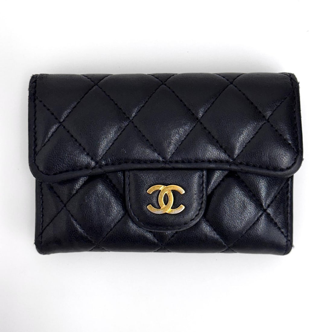 CHANEL Black Quilted Leather Card Holder with Gold Logo: Title:CHANEL Black Quilted Leather Card Holder with Gold LogoMaterials:LeatherDimensions:• Length: 11 cm• Height: 8 cmDescription:(6127B253). Chanel Black Quilted Leather Card Holder with