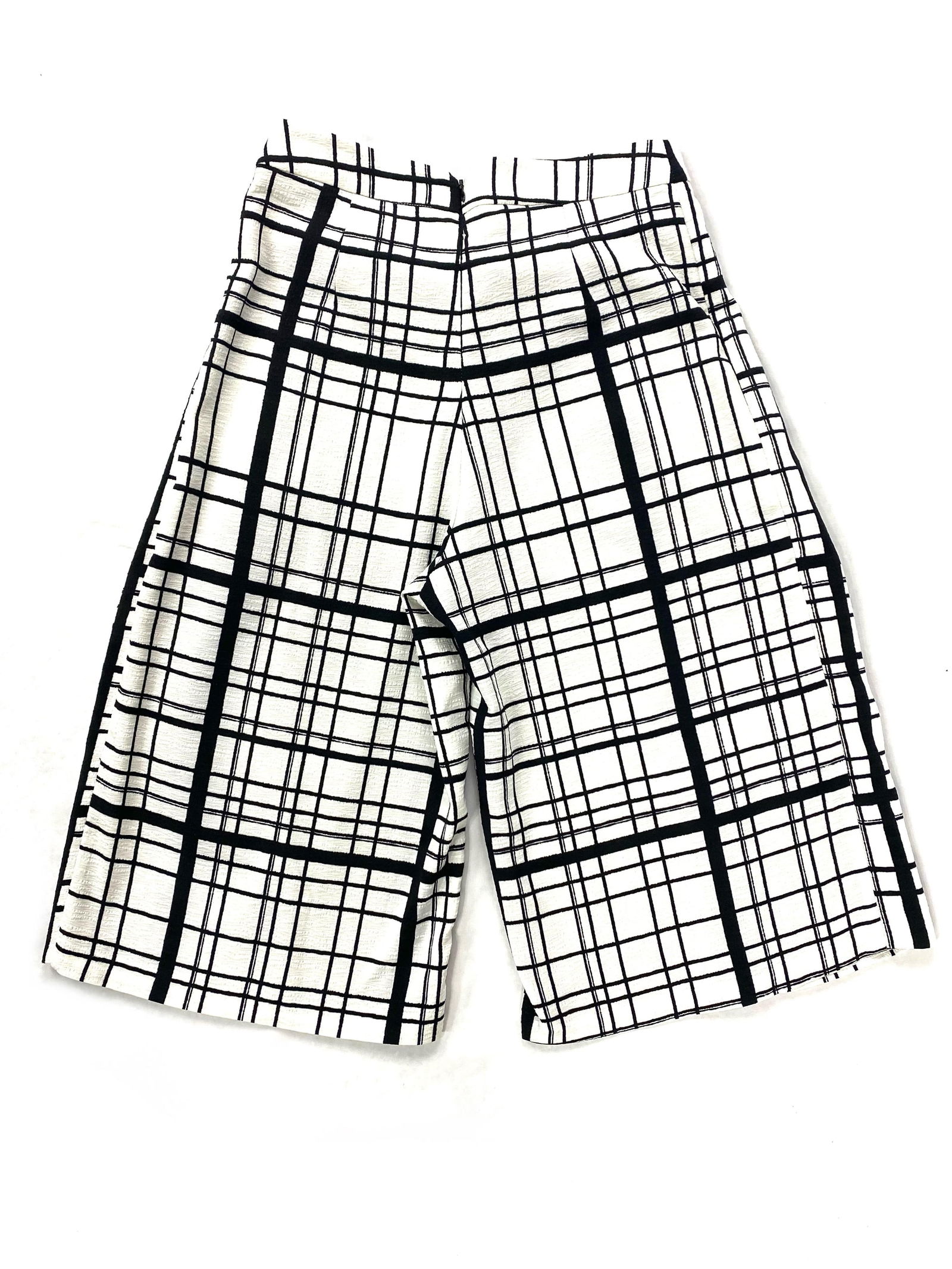 DO+BE Black and White Plaid Capri Pants, Size M - 2