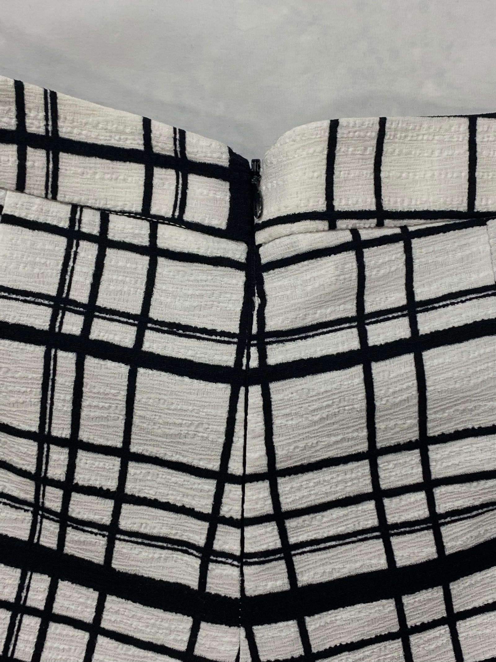 DO+BE Black and White Plaid Capri Pants, Size M - 9