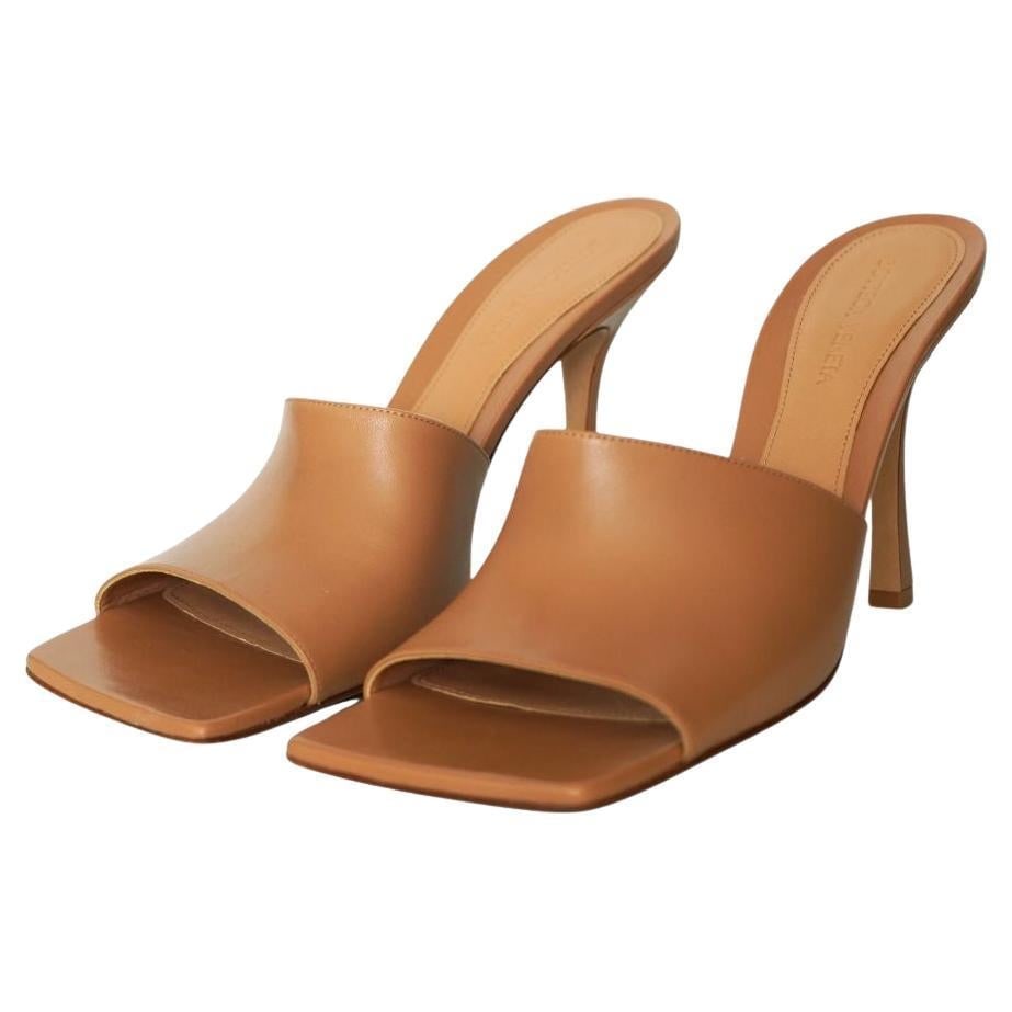 Bottega Veneta Nude Lambskin Square Toe Heel Mule Sandal sz 41: Bottega Veneta Nude Lambskin Square Toe Heel Mule Sandal Size 41 Excellent condition Sold as shown in photos, no box Heel Height 4" Reserve: $360.00 Shipping:Domestic: Flat-rate of $85.99