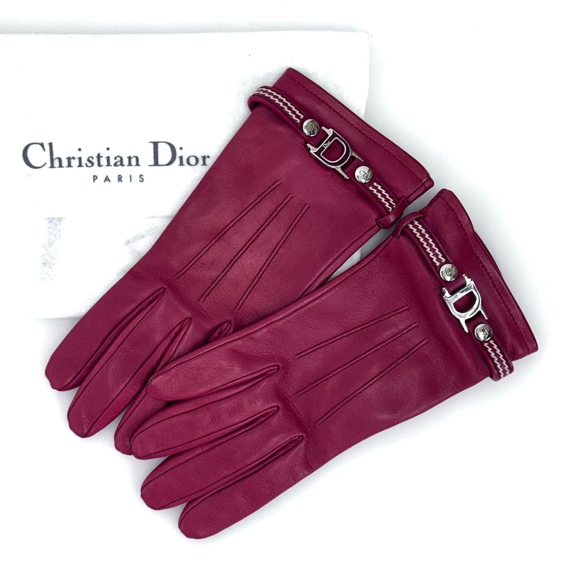 CHRISTIAN DIOR Red leather gloves with CD logo: Title:CHRISTIAN DIOR Red leather gloves with CD logo Materials:Leather Dimensions:• Total length: 22 cm Description:(6187B111). Christian Dior Red Leather Gloves with CD LogoA bold and sophistic