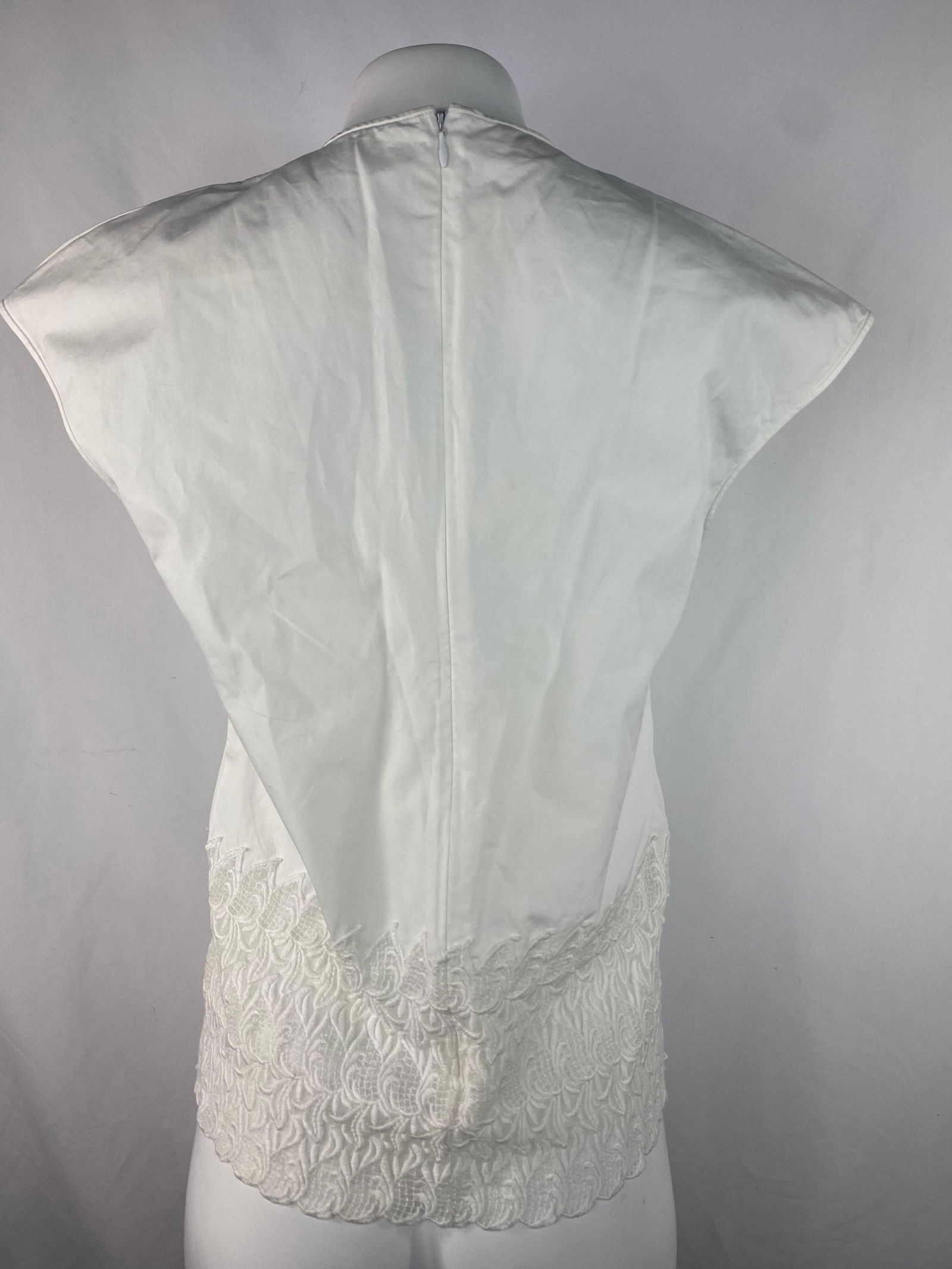 Giambattista Valli White Cotton and Lace Top Blouse, Size 42 / S - 17