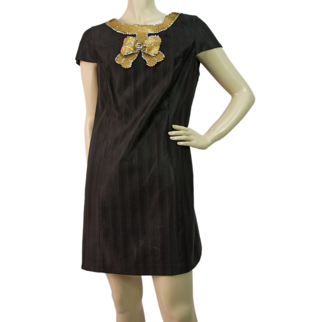 Tibi Black Embellished with Gold Bow Detail Shift Dress - Sz4: Title:Tibi Black Embellished with Gold Bow Detail Shift Dress - Sz4Description:Tibi Black Embellished with Gold Bow Detail Shift Dress - Sz4 This simple shift is elegant and figure flattering, with
