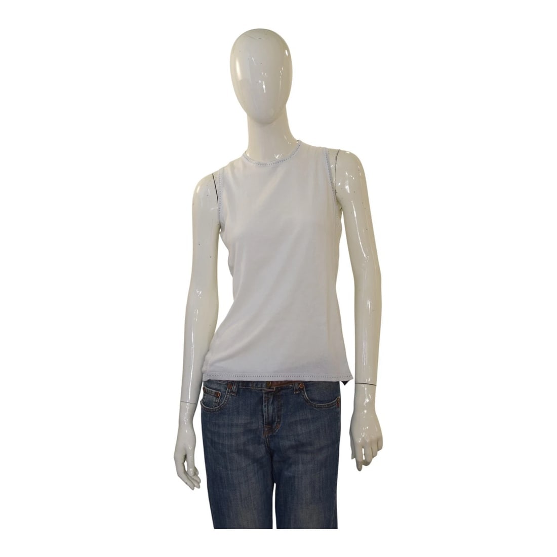 Chanel Vintage White slim cut sleeveless Top sz 40 with perforated details: Title:Chanel Vintage White slim cut sleeveless Top sz 40 with perforated detailsDescription:Chanel Vintage White slim cut sleeveless Top sz S with perforated details The product is a vintage Chanel