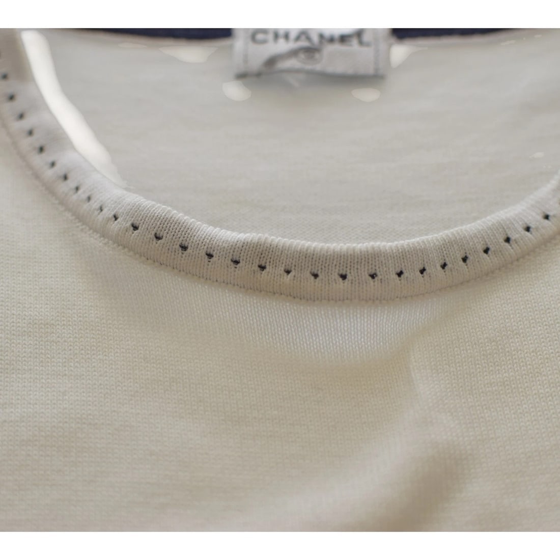 Chanel Vintage White slim cut sleeveless Top sz 40 with perforated details - 5