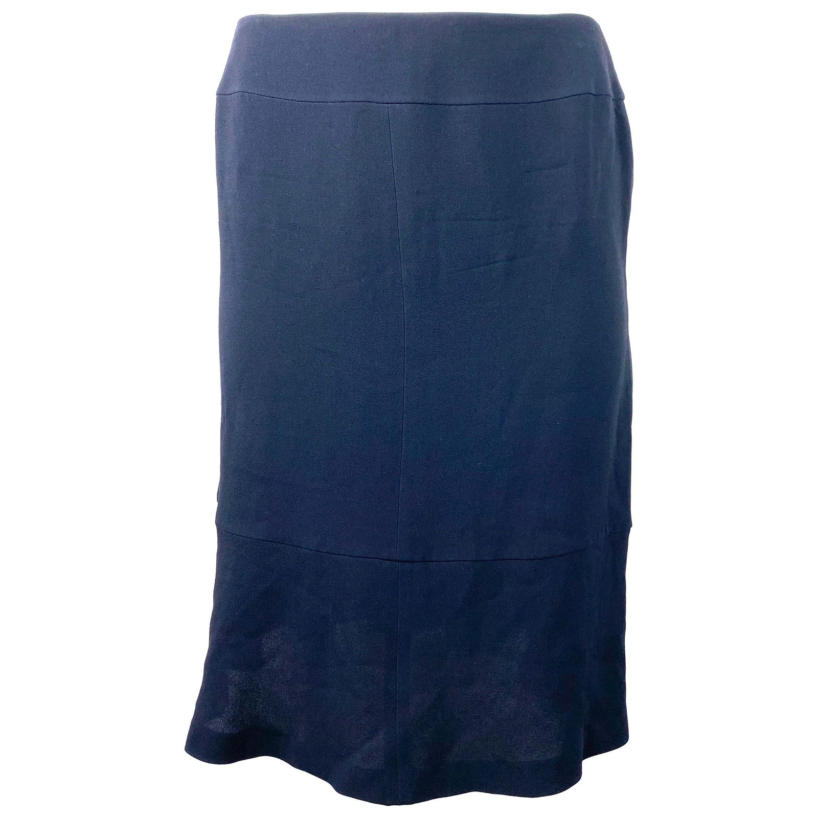 Chanel Navy Silk Midi Skirt Size 42: Product details: Featuring, navy/ dark blue silk, mid knee length, rear buttons and sip closure, double silk lining. Made in France. Reserve: $392.00 Shipping: Domestic: Flat-rate of $85.99