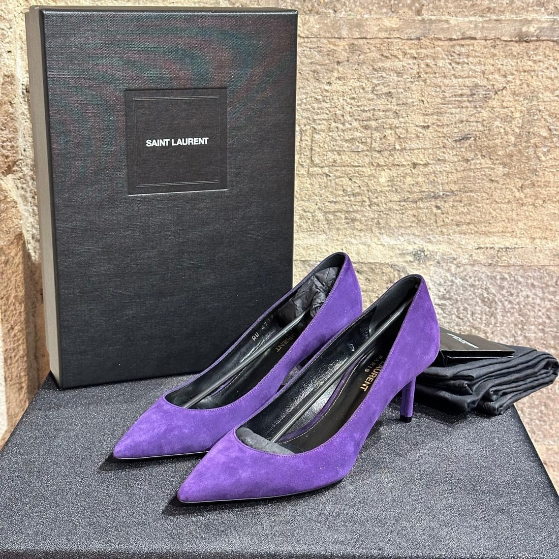 SAINT LAURENT Purple Suede Pumps Shoes Size 36 EU / 5.5 US: Title:SAINT LAURENT Purple Suede Pumps Shoes Size 36 EU / 5.5 US Materials:Suede Dimensions:Nr. 36 EU / 5.5 USInsole length: 23.5 cmHeel height: 6.5 cm Description:(6015A76). These Saint Laurent Purpl