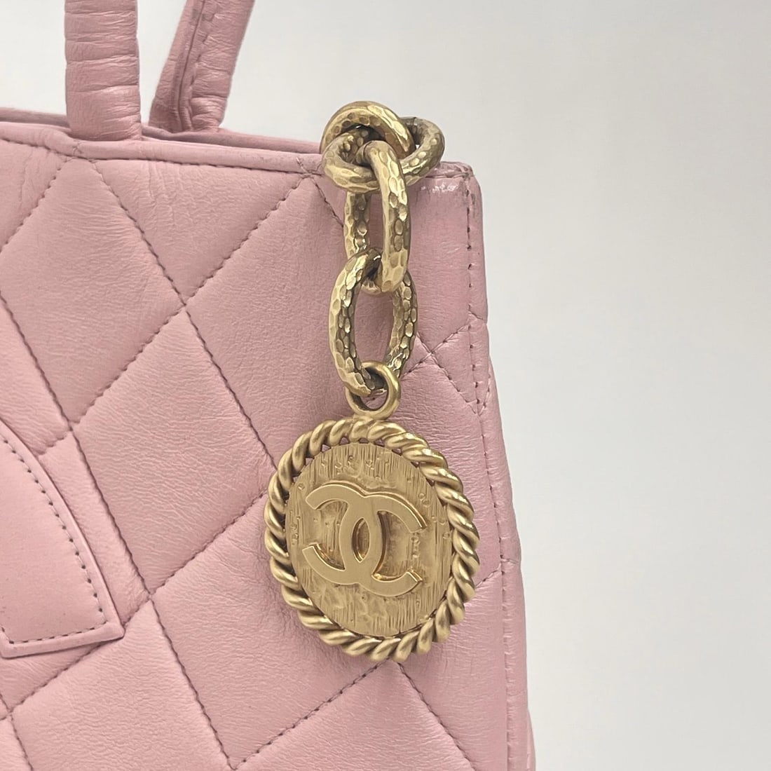 CHANEL Vintage Medaillon Handbag in Pink Lambskin - 6