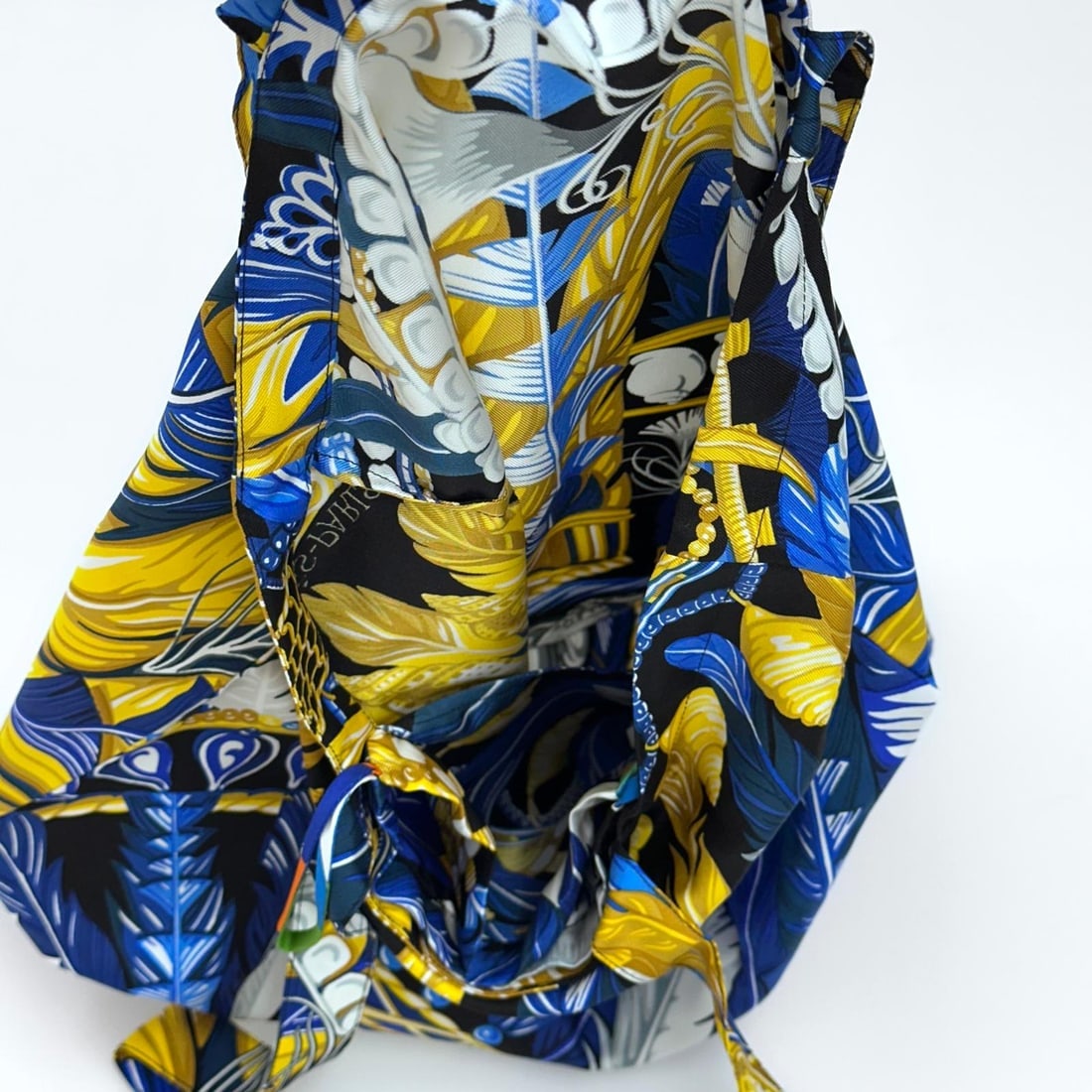 HERMES “Les Plumes” Multicolor Silk Twill Tote Bag – Never Used - 12