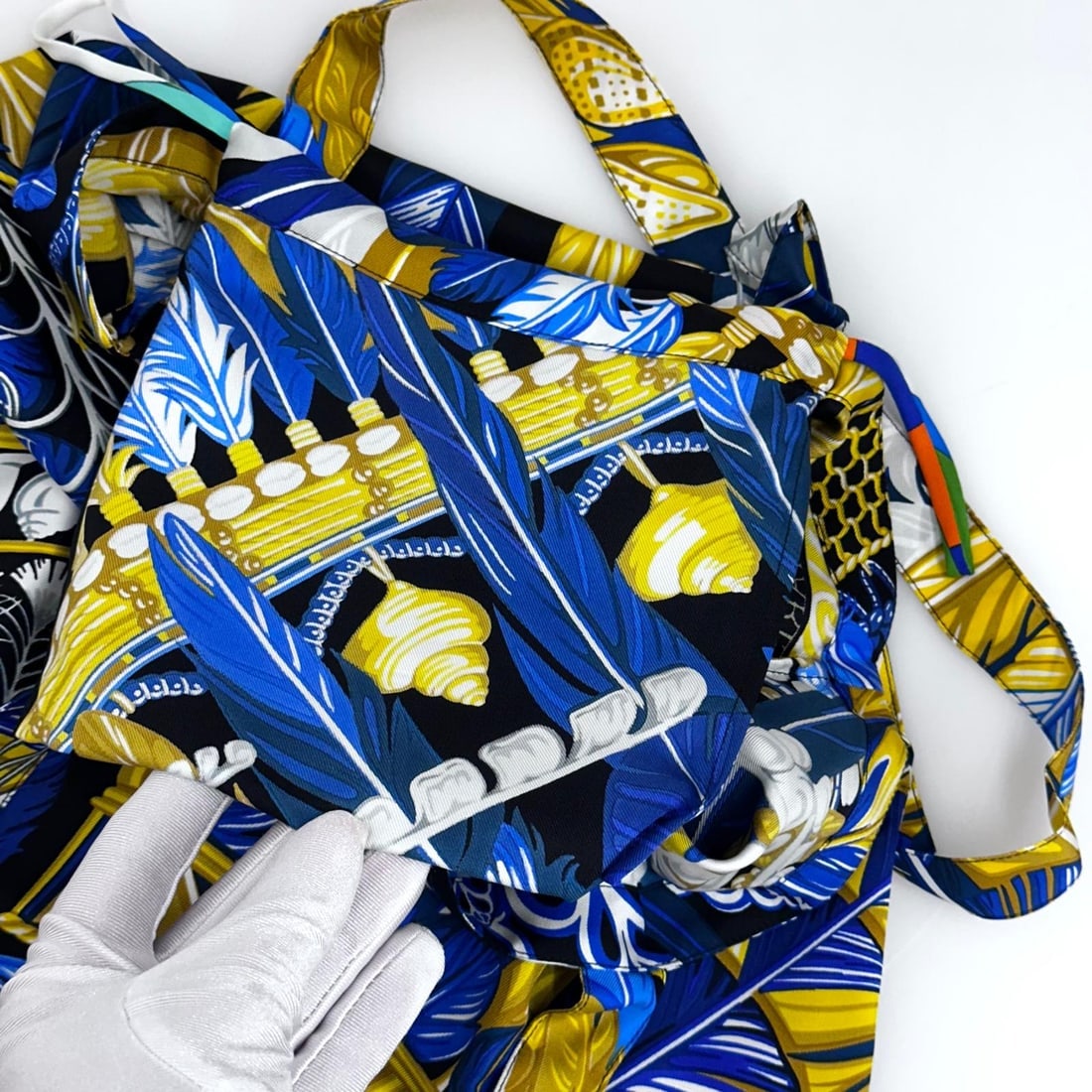 HERMES “Les Plumes” Multicolor Silk Twill Tote Bag – Never Used - 8