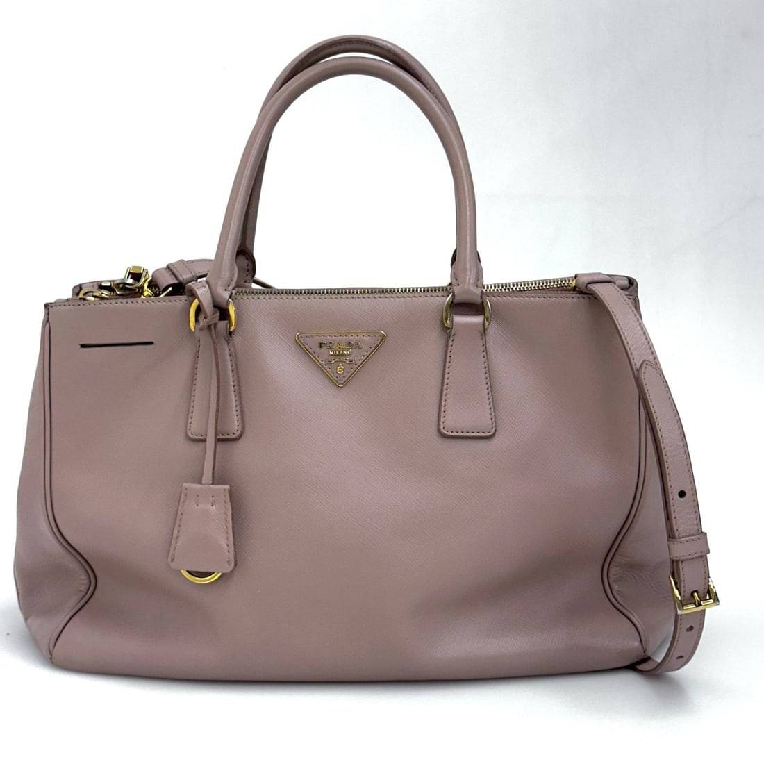 PRADA Galleria Large Bag in Saffiano Lux Powder: Title:PRADA Galleria Large Bag in Saffiano Lux PowderMaterials:LeatherDimensions:• Length: 33 cm• Height: 23 cm• Width: 15 cmDescription:(6181B289). A bag that speaks softly, yet