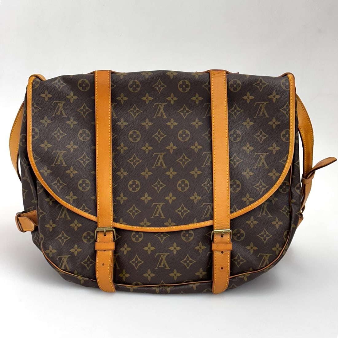 LOUIS VUITTON Rare Vintage Saumur 40 Bag in Monogram Canvas: Title:LOUIS VUITTON Rare Vintage Saumur 40 Bag in Monogram CanvasMaterials:Coated CanvasDimensions:• Length: 40 cm• Height: 35 cm• Width: 25 cmDescription:(6156B390). Louis Vuitton