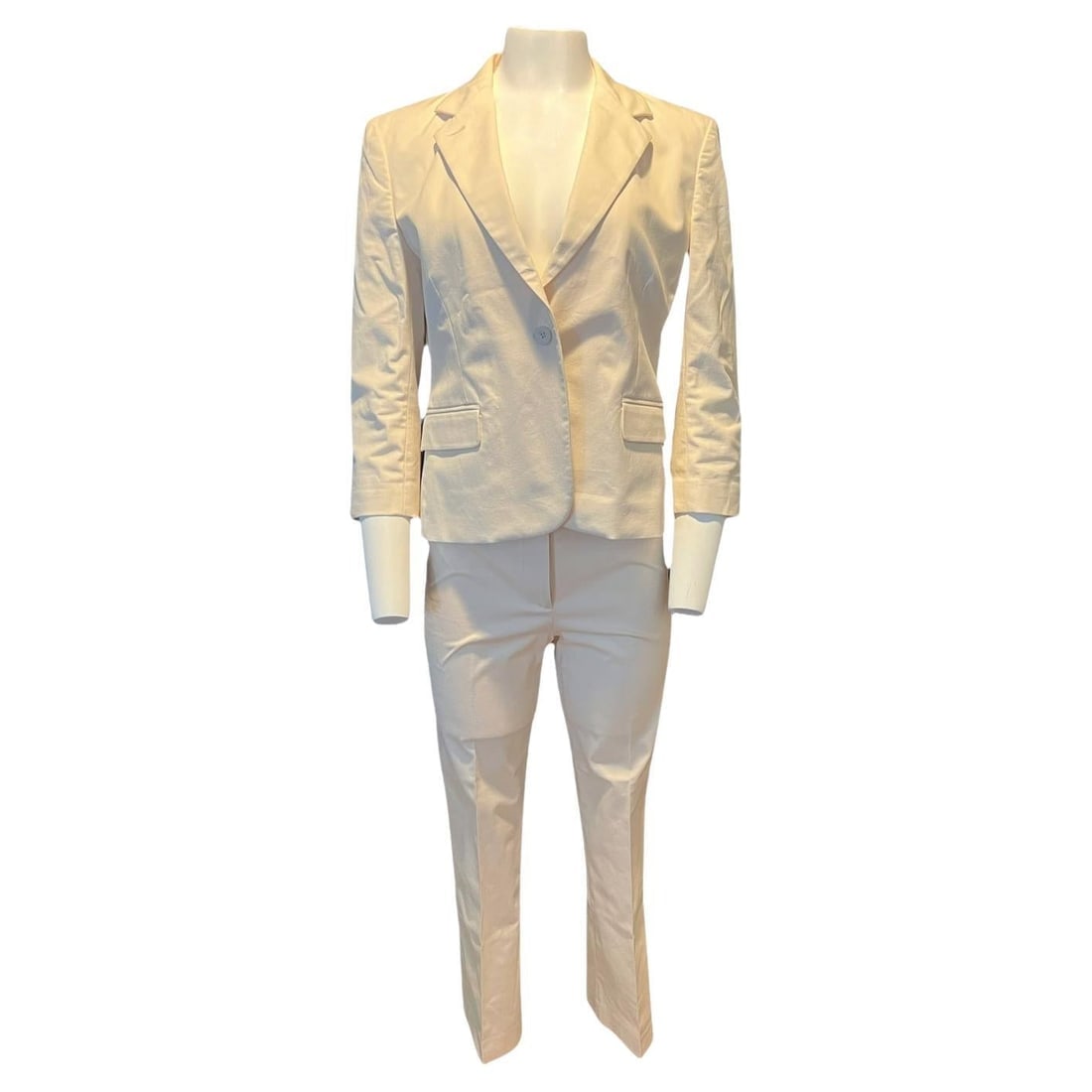 QL2 Quelledue Cream Blazer Jacket & Trouser Pant Suit: The blazer, size 46 Collar Front button closure 3/4 sleeves length Side pockets detail Deep vneck closure Measurements: length24, bust38,5, waist35, hips40 Pants, size 42 Low raise Straight leg Side p