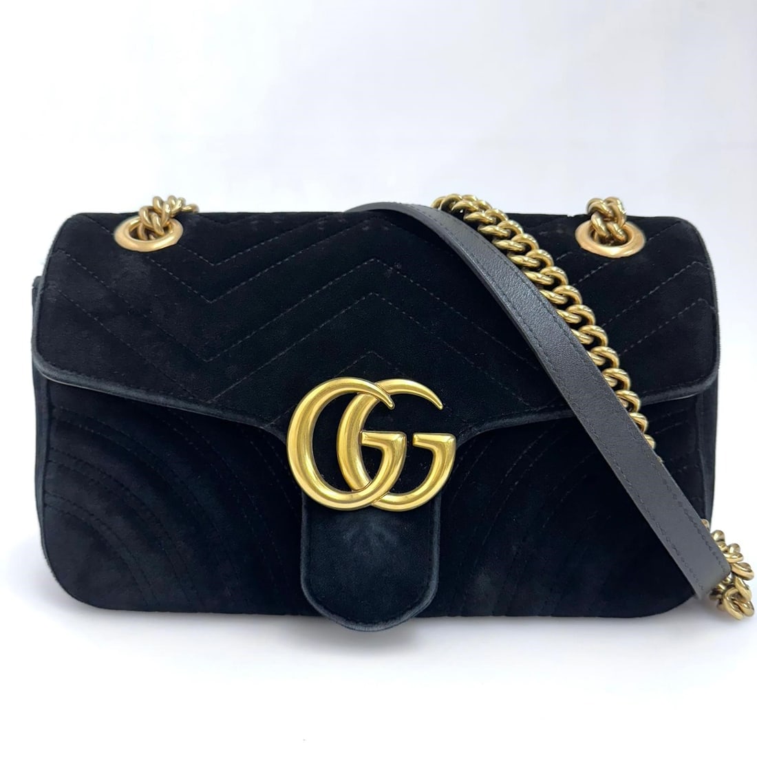 GUCCI GG Marmont Small Bag in Black Velvet: Title:GUCCI GG Marmont Small Bag in Black VelvetMaterials:VelevetDimensions:• Length: 25 cm• Height: 17 cm• Width: 7 cmDescription:(6223B401). The Gucci GG Marmont Small Black