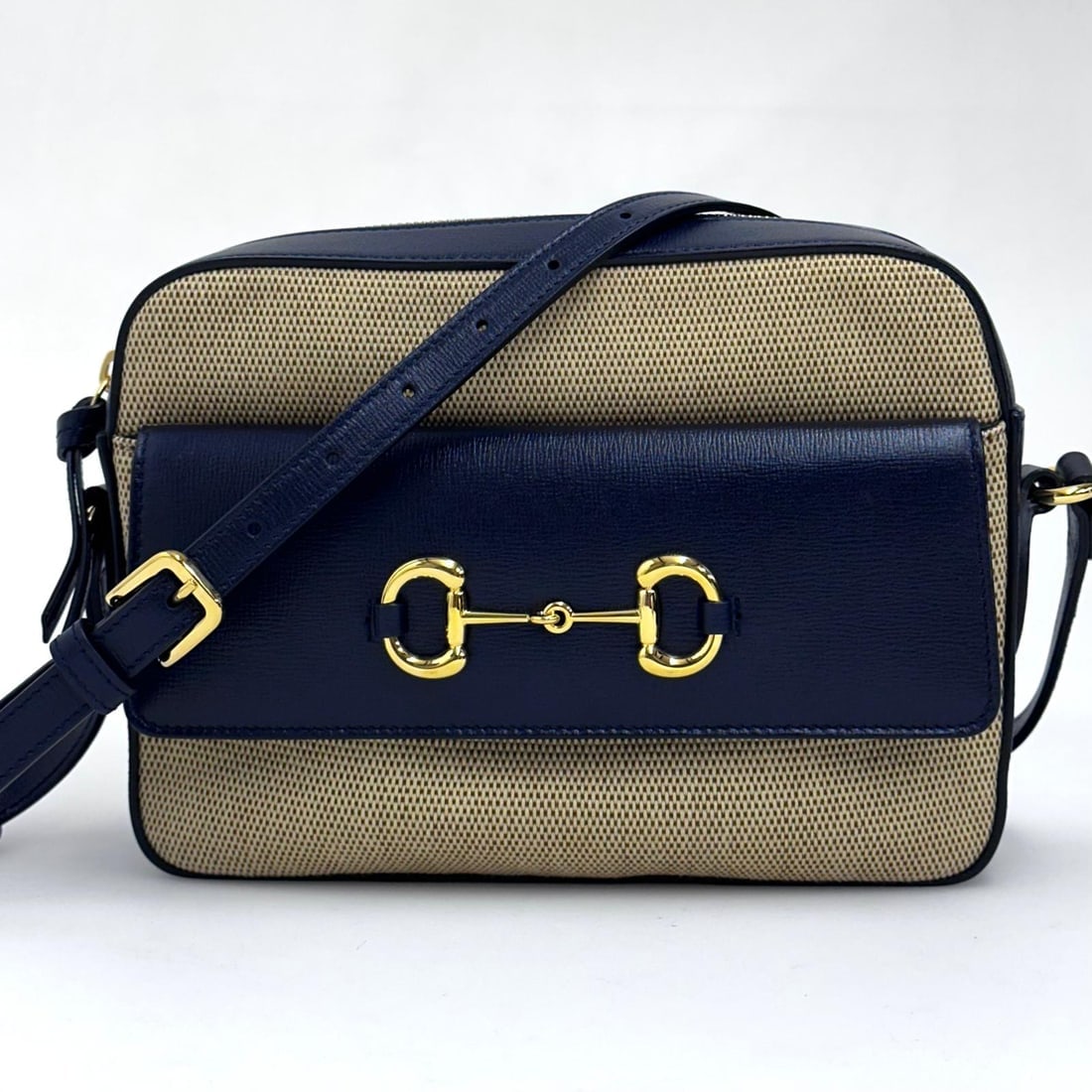 GUCCI 1955 Horsebit Shoulder Camera Bag in Beige Canvas and Blue Leather: Title:GUCCI 1955 Horsebit Shoulder Camera Bag in Beige Canvas and Blue LeatherMaterials:Canvas / LeatherDimensions:• Length: 22 cm• Height: 18 cm• Width: 6 cmDescription:(6236B373).