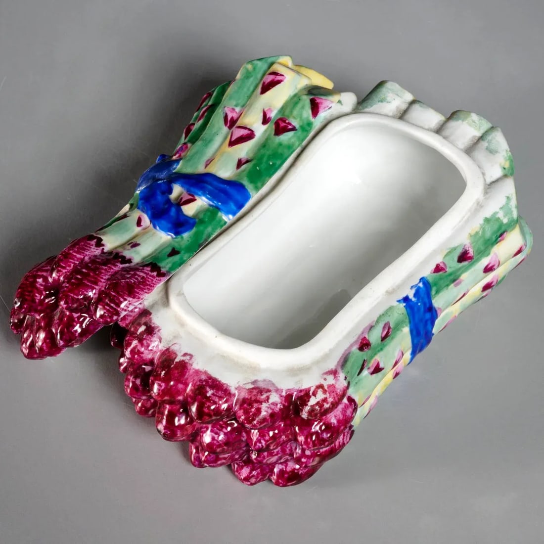 Gourmet Grandeur: 18th-Century Trompe-l'Oeil Asparagus Tureen - 4