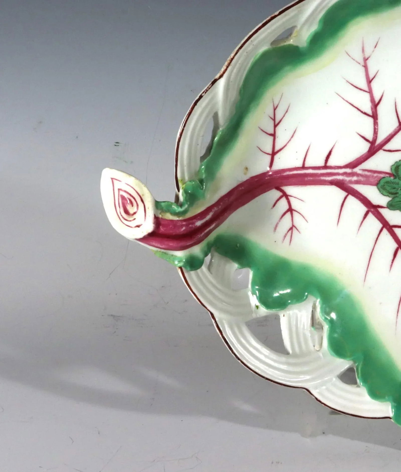 18th Century Chelsea Porcelain Tromp l'Oeil Leaf Dish With Fruit - 4