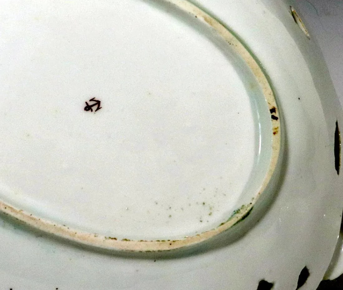 18th Century Chelsea Porcelain Tromp l'Oeil Leaf Dish With Fruit - 5