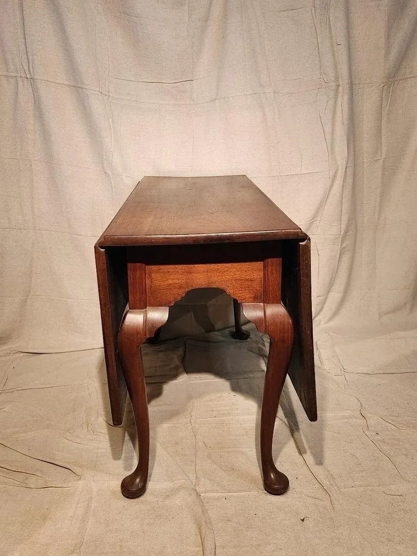 Mid 18th Century Antique Mahogany Drop Leaf Table. - 3