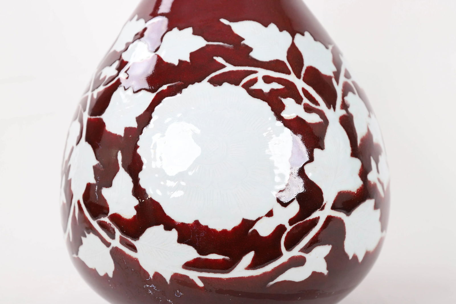 20th-Century Chinese Red-Glazed Vase With White Inscribed Flowers - 10