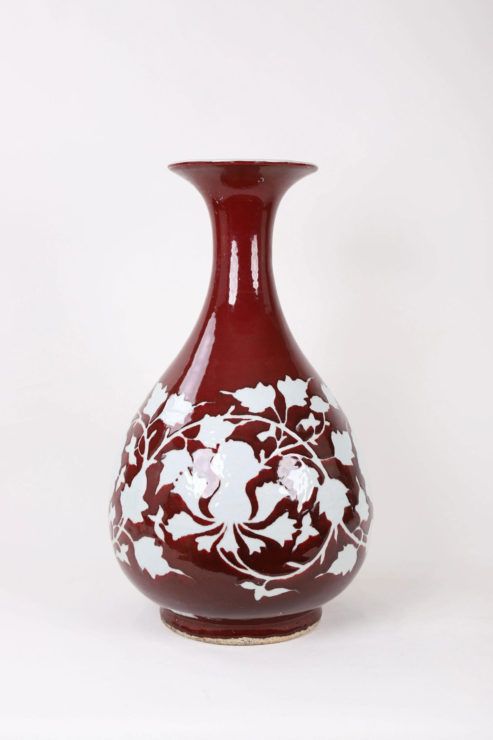 20th-Century Chinese Red-Glazed Vase With White Inscribed Flowers - 11