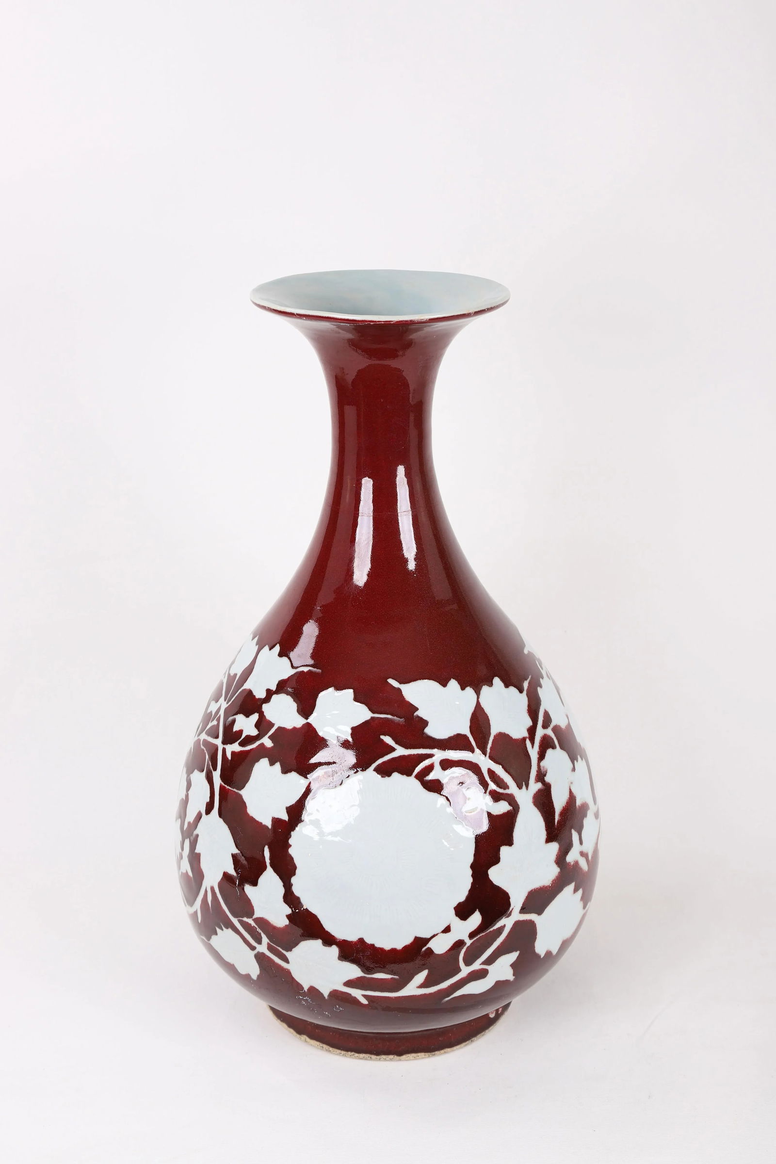 20th-Century Chinese Red-Glazed Vase With White Inscribed Flowers - 2