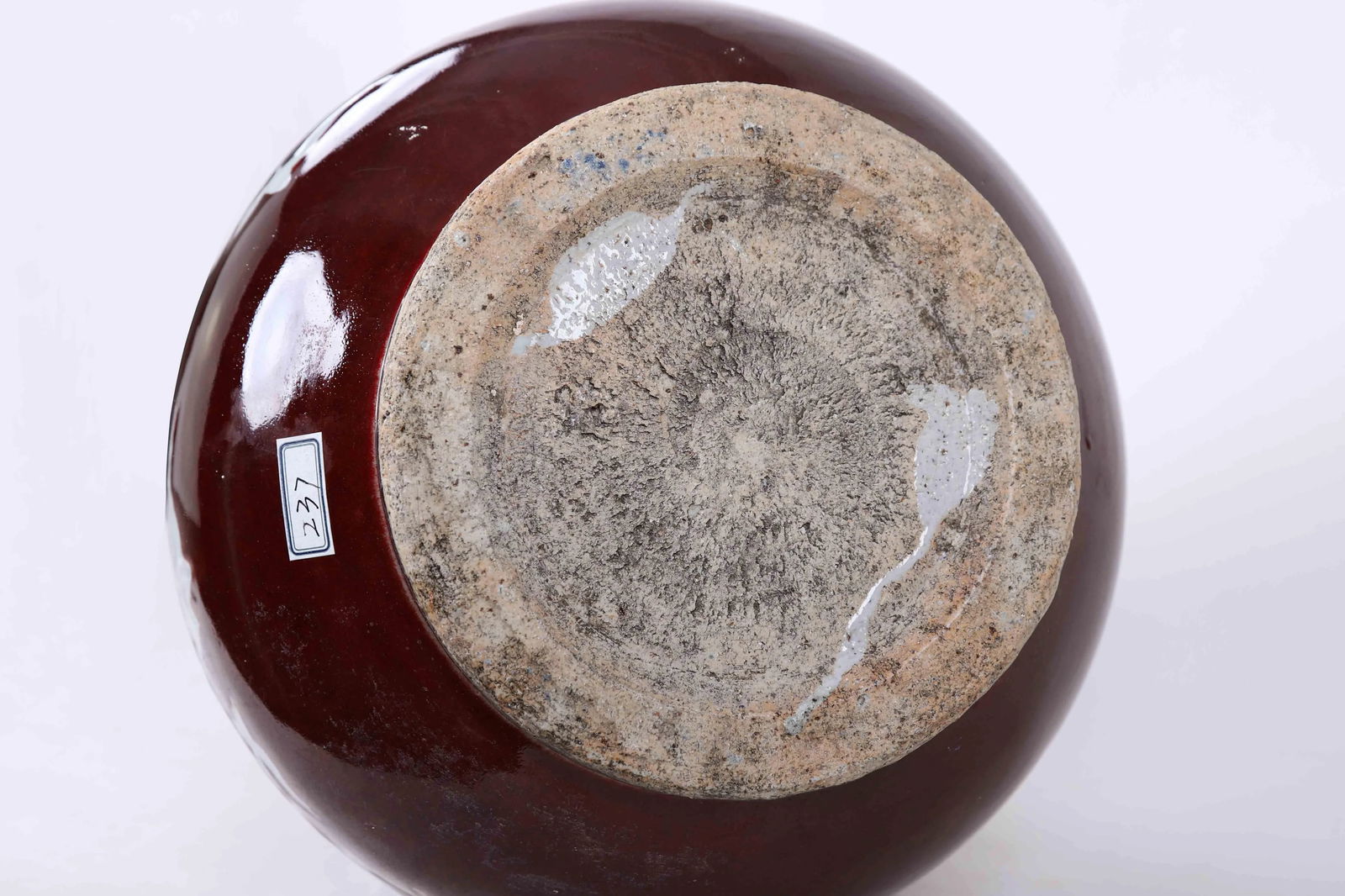 20th-Century Chinese Red-Glazed Vase With White Inscribed Flowers - 3