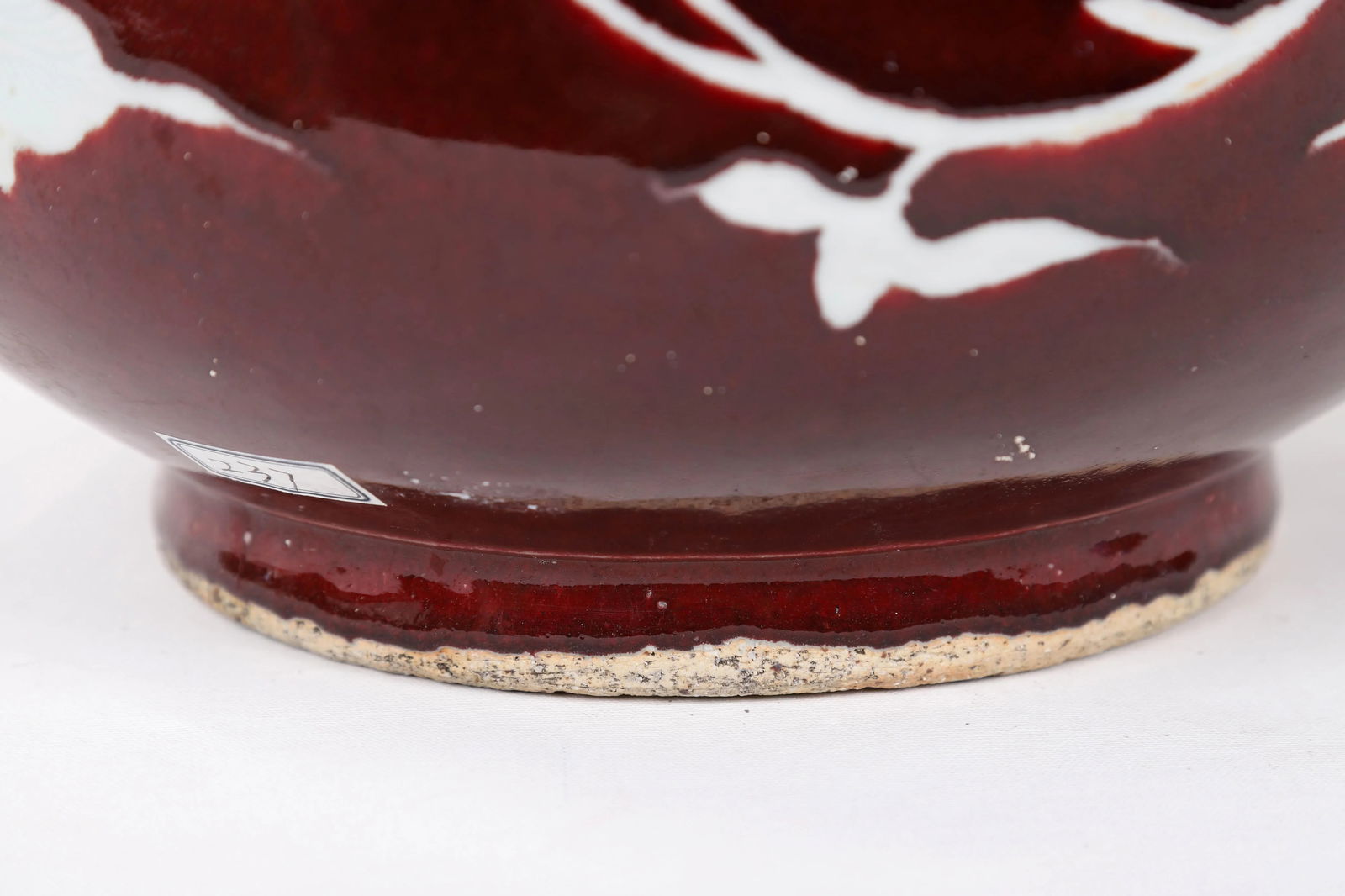 20th-Century Chinese Red-Glazed Vase With White Inscribed Flowers - 4