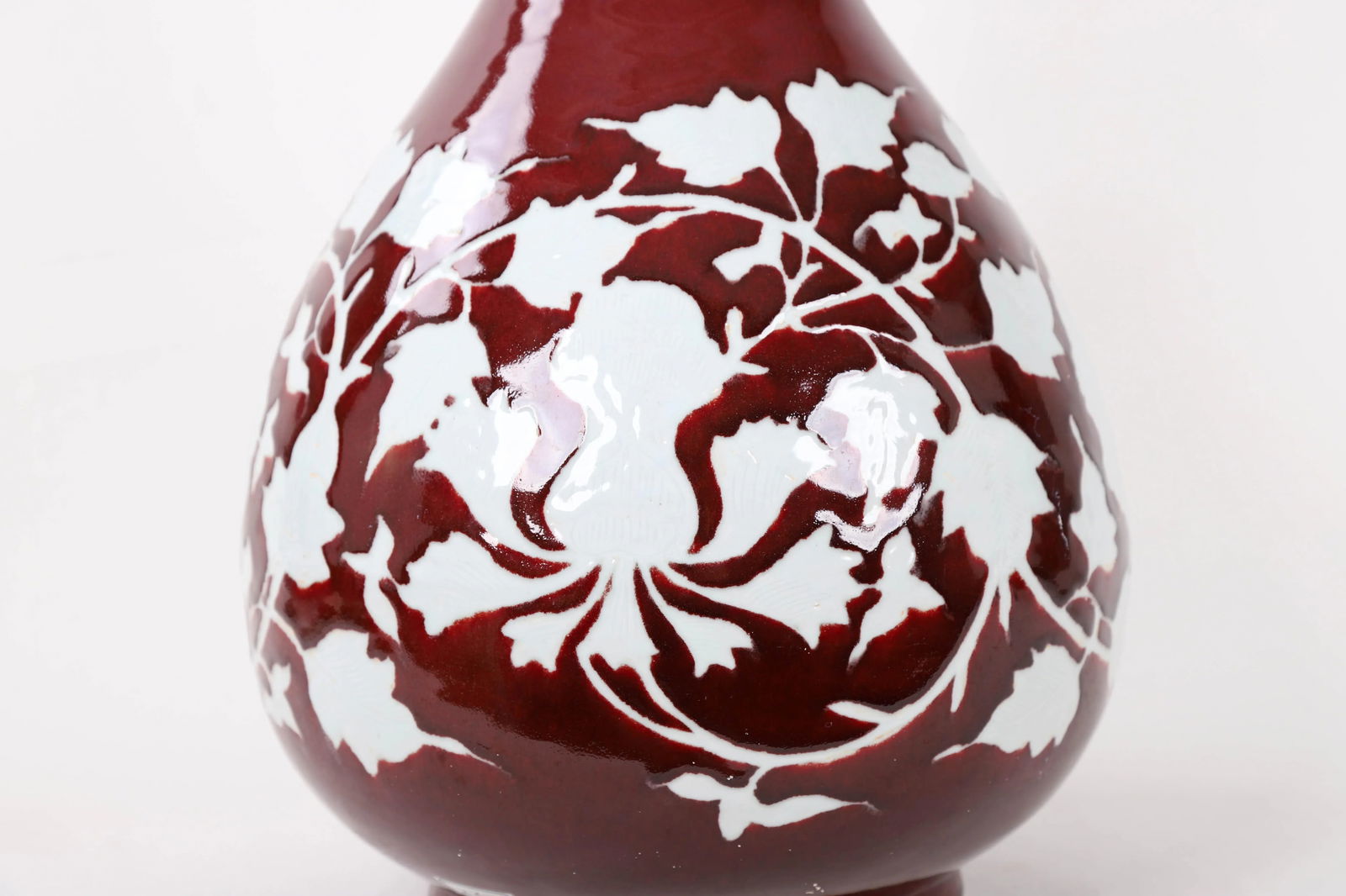 20th-Century Chinese Red-Glazed Vase With White Inscribed Flowers - 6