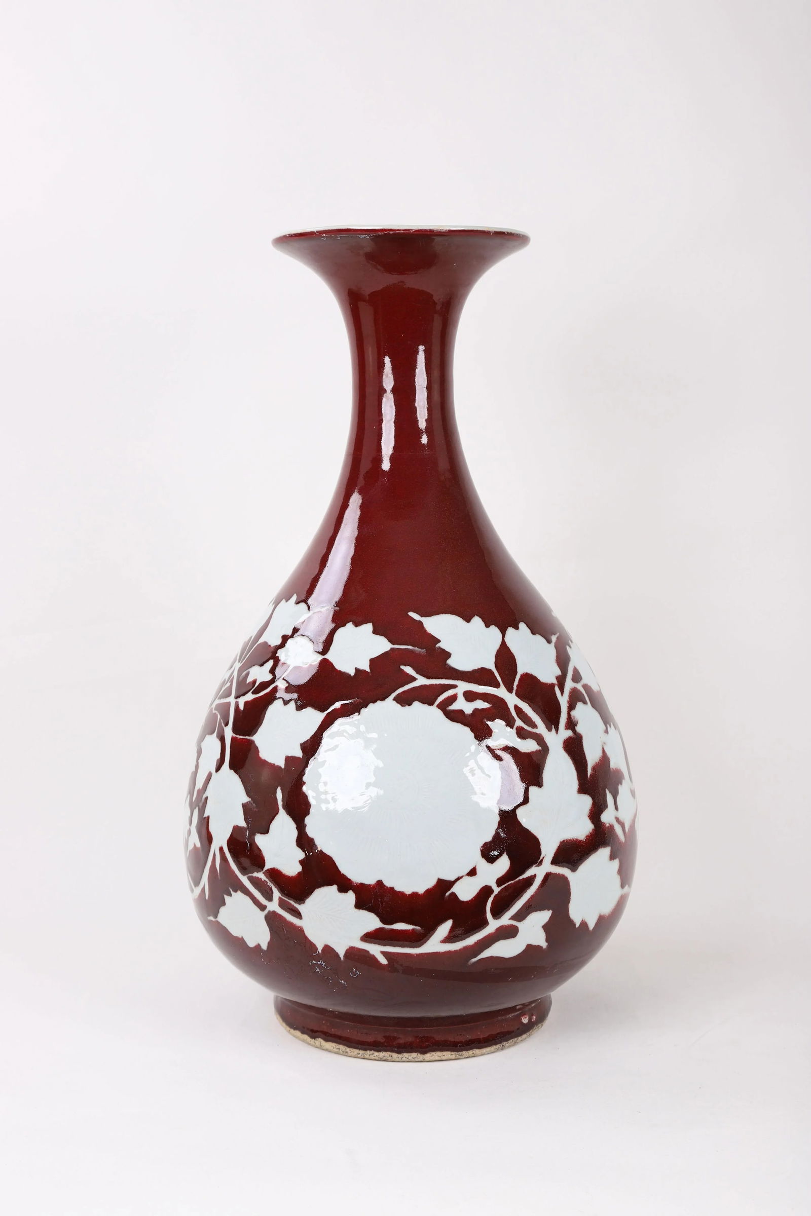 20th-Century Chinese Red-Glazed Vase With White Inscribed Flowers - 7