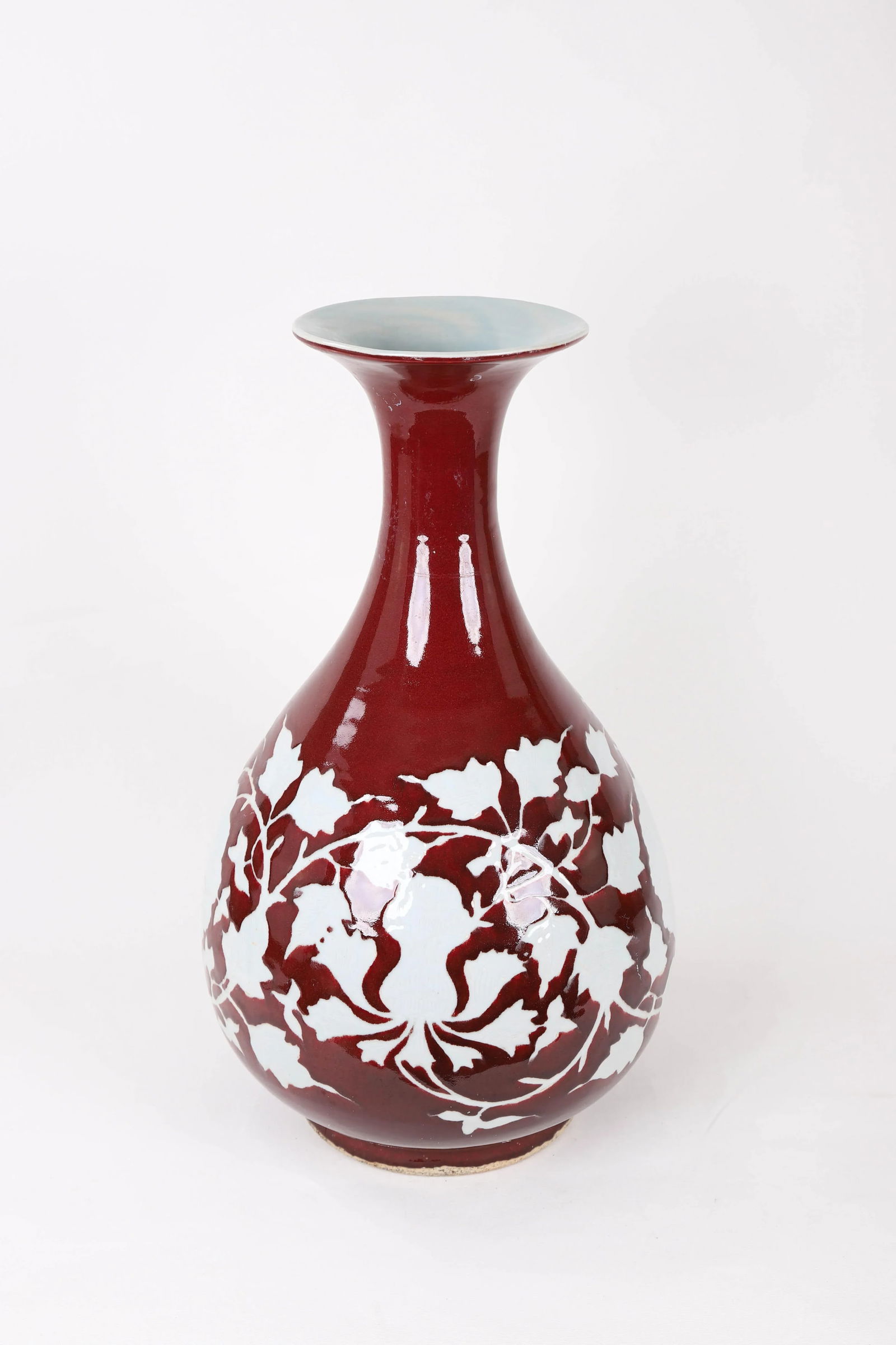20th-Century Chinese Red-Glazed Vase With White Inscribed Flowers - 9
