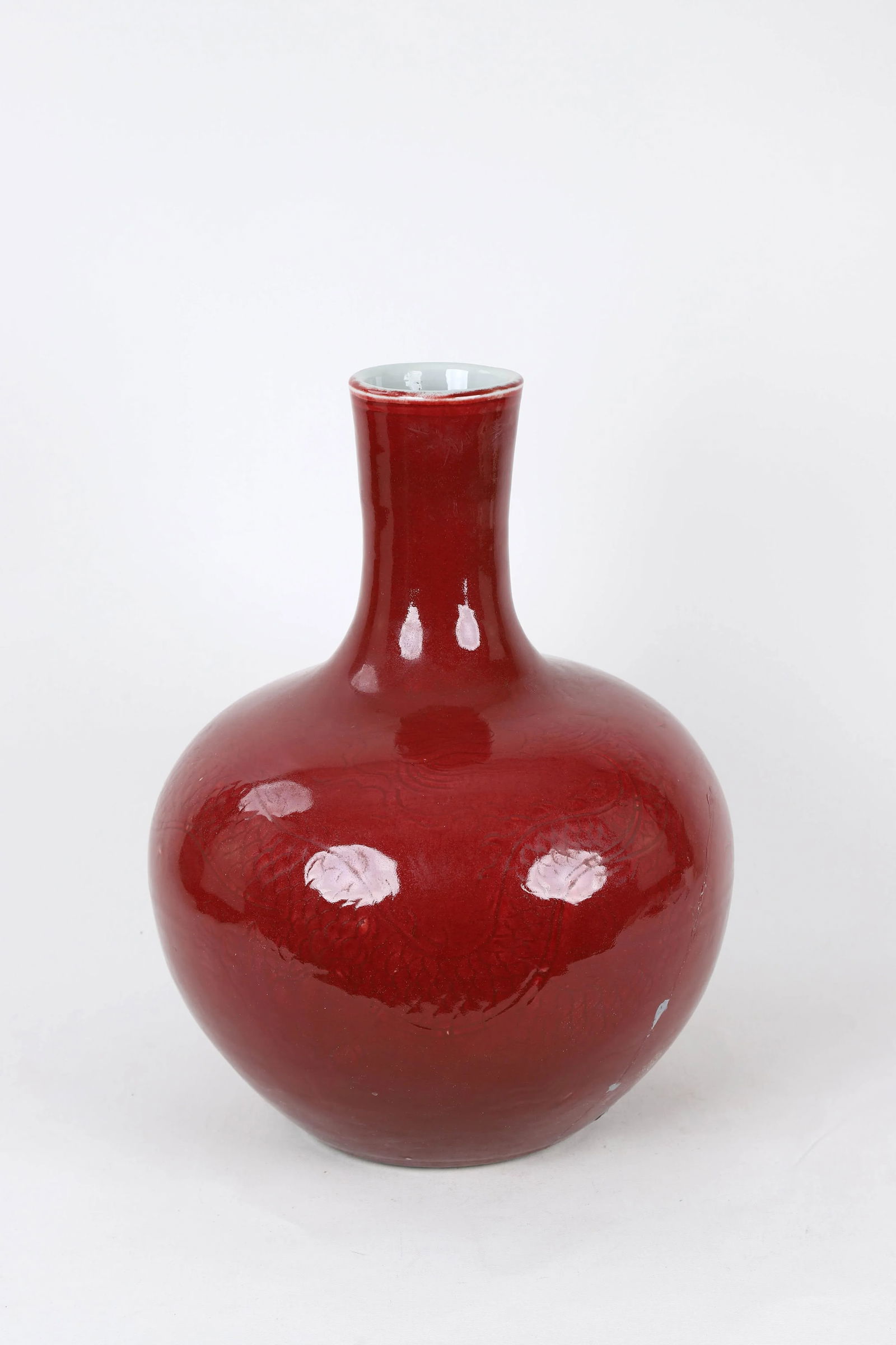 A 20th-Century Chinese Red-Glazed Dragon-Patterned Lestial Globe Vase (Restored) - 2