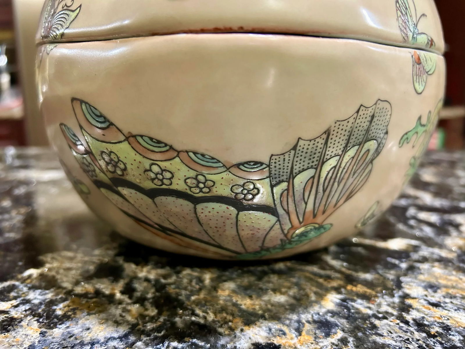 Antique 19th Century Chinese Porcelain Tabletop Ware, With Soft Pastel Colors in the Famille Rose Pa - 10