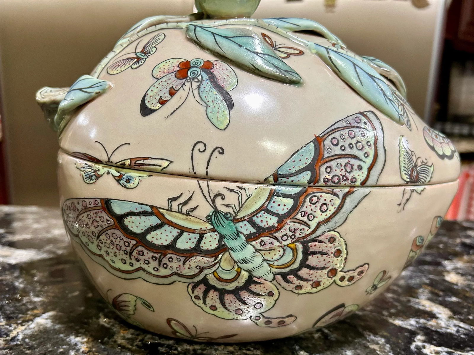 Antique 19th Century Chinese Porcelain Tabletop Ware, With Soft Pastel Colors in the Famille Rose Pa - 11