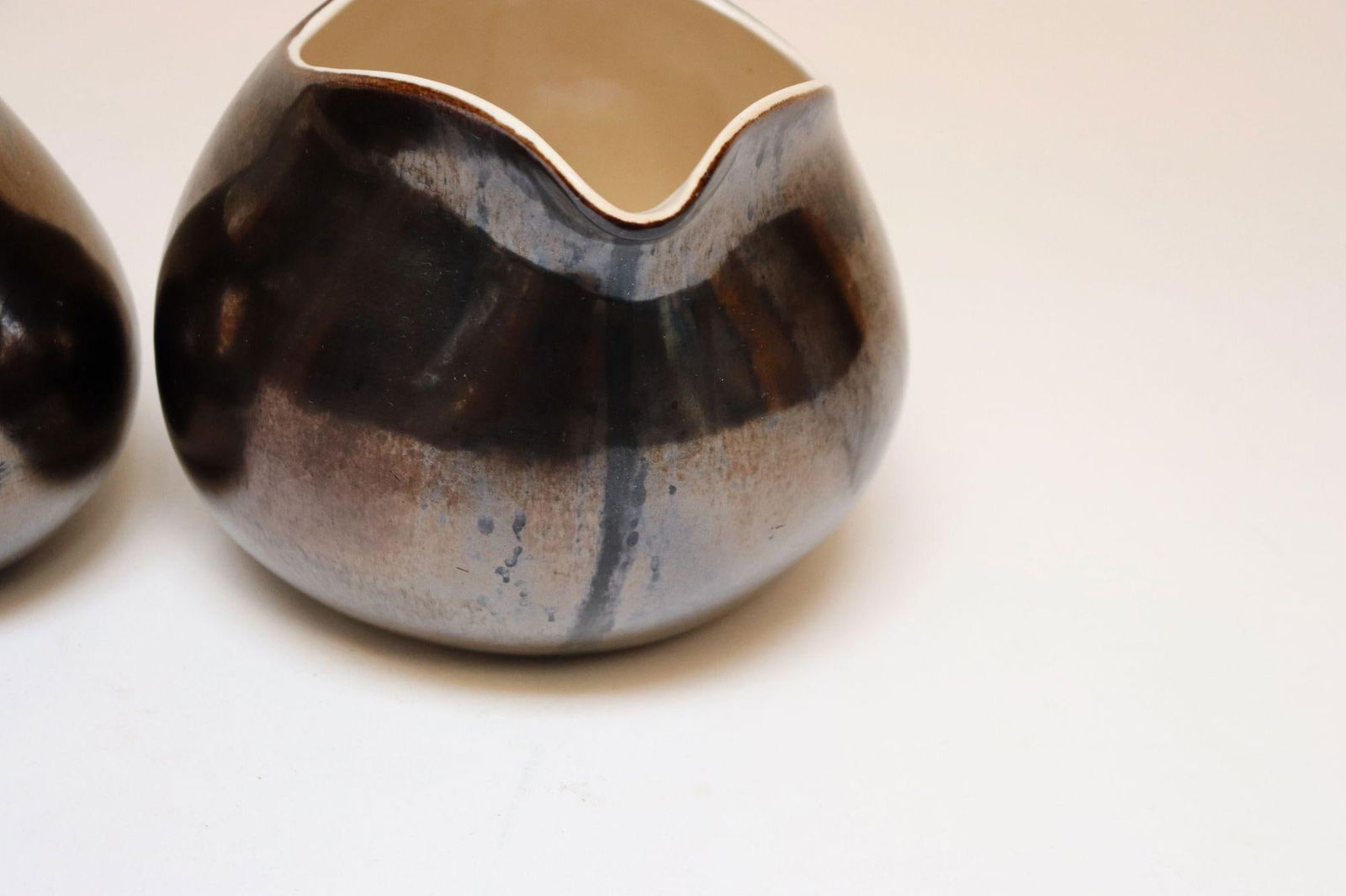 Set of Two Vintage Eva Zeisel Ceramic "Town and Country" Pitchers for Red Wing - 10